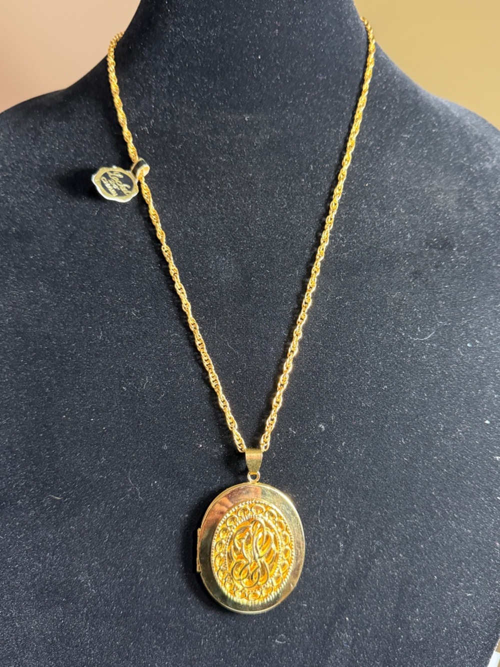 Mid Century Vintage Gold Tone Oval Locket Pendant Necklace 24 Inch Chain